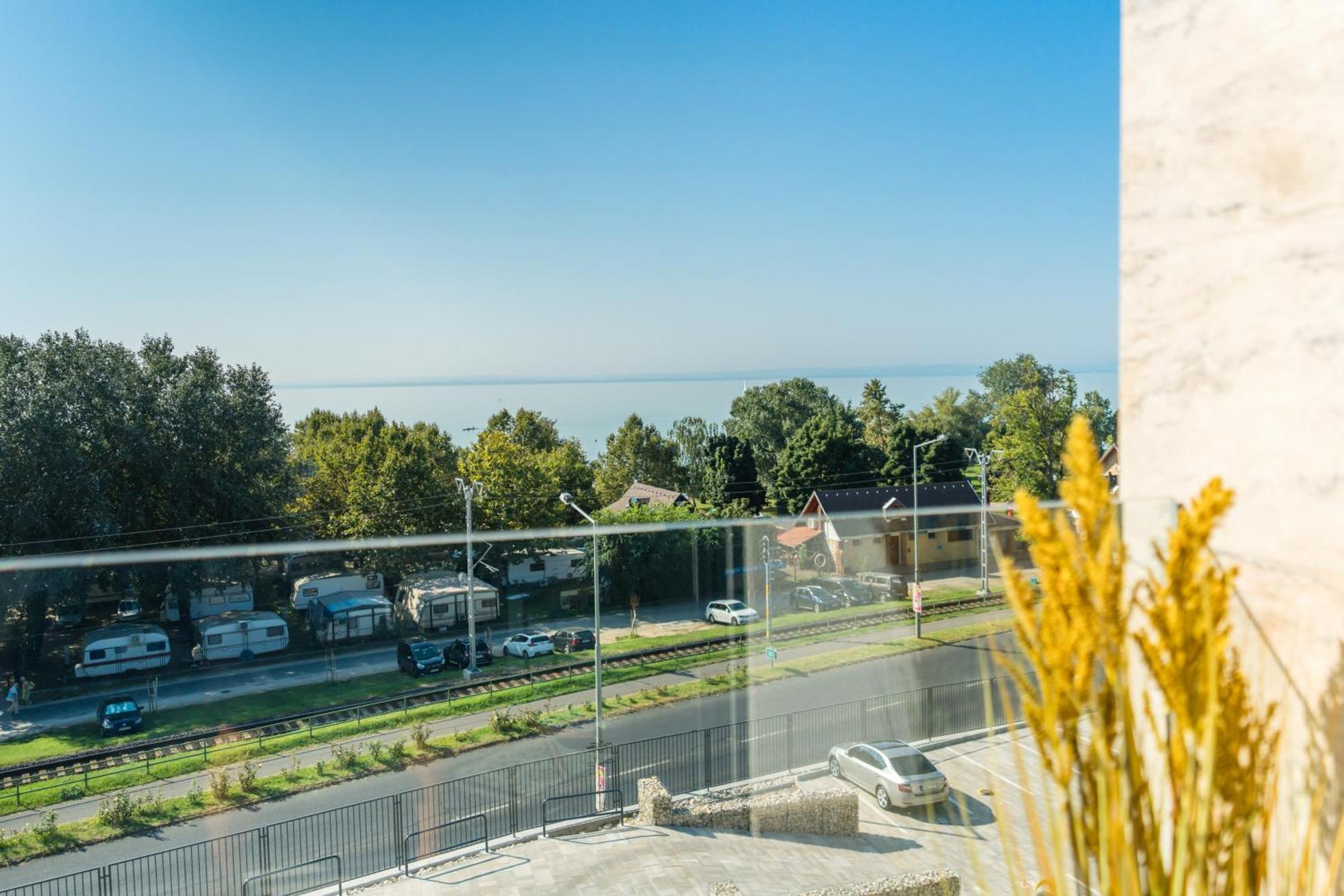 Club Panorama Lake View Apartment Alsóörs エクステリア 写真